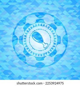 icono de pierna de pollo dentro del emblema azul claro con fondo de mosaico. 