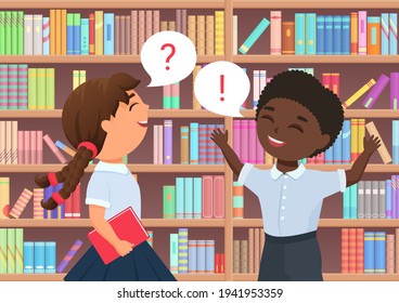 Librera infantil en la biblioteca, alegre niña chistosa hablando, parada entre estanterías