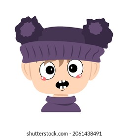 Niño con pánico emocional, cara sorprendida, ojos impactados con sombrero violeta con pom. Cabeza de niño pequeño con expresión de miedo
