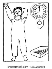 Un niño bostezando frente al reloj de pared a las 8:00 y una caja de juguete se coloca en el suelo cerca de sus pies, dibujo de línea vintage o ilustración de grabado.