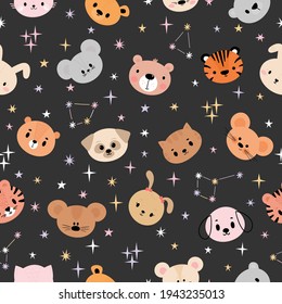 Kindernahtloses Muster mit süßen, schmiedeeisernen Gesichtern. Kreative Babystruktur für Gewebe, Kindergarten, Textilien, Kleidung. Weltraumhintergrund. Vektorgrafik