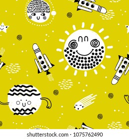 Patrón infantil sin costuras con planetas, estrellas y nave espacial. Fondo superpuesto dibujado a mano para el diseño. Fondo infantil vectorial para tela, textil, papel tapiz de vivero.