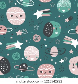 Patrón infantil sin fisuras con planetas, estrellas y asteroides. Fondo superpuesto dibujado a mano para el diseño. Patrón infantil vectorial para tela, textil, papel tapiz de vivero.