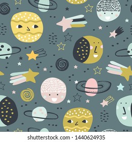 Patrón infantil sin costuras con estrellas y planetas. Fondo superpuesto dibujado a mano para el diseño. Fondo infantil vectorial para tela, textil, papel tapiz de vivero.