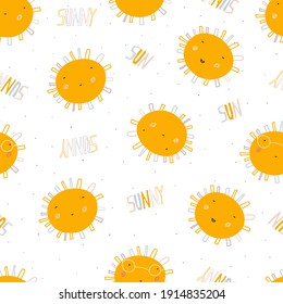 Ilustración vectorial sin costura infantil con sonrisa alegre amarilla sobre fondo blanco. Perfecto para prendas de vestir para niños, tela, decoración de cuarto de vivero, papel envolvente y diseño de impresión.