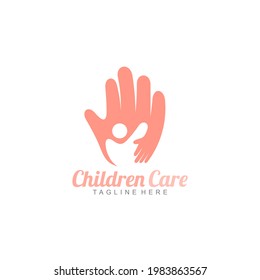 Logotipo de cuidado infantil con plantilla de diseño simple, mano y niños