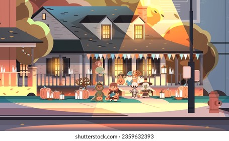 Los niños recogen dulces en la calle de la noche de Halloween. Ilustración plana del vector