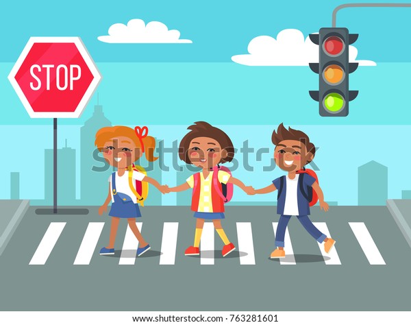 都市の空の背景に道路を渡る子ども 横断歩道の近くのストップサインにリュックを持つ少年少女の漫画スタイルのベクターイラスト のベクター画像素材 ロイヤリティフリー
