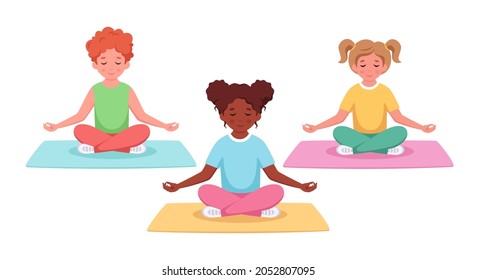 Los niños de diferentes nacionalidades que median en el loto posan. Gimnasia, yoga y meditación para niños. Ilustración del vector