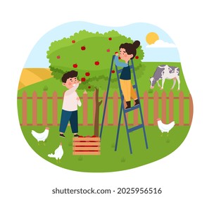 Los niños hacen las tareas domésticas. Niña y niña están recogiendo manzanas en la granja. Buena cosecha y actividad para los niños. Jardín con árboles y pollos. Dibujo vectorial plano de dibujos animados aislado en fondo blanco