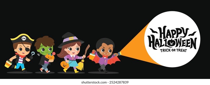 Niños vestidos con disfraces de Halloween para ir de truco o trato. Halloween. Los niños encontraron el mensaje de Feliz Halloween con linterna. Disfraz de Halloween para niños en vacaciones espeluznantes.