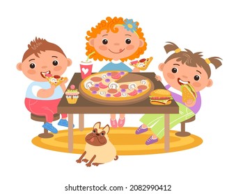 Los niños comen juntos. Desayuno infantil, amigos hambrientos en la mesa almuerzan, niñas felices y niños con comida rápida. Burger, pizza y sándwich, vectorial caricatura de estilo plano