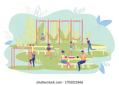 Los niños se divierten durante las vacaciones entre clases. Niños y niñas de diferentes edades descansan en Green Courtyard School, viajan en vela, juegan a la pelota, hablan mientras beben refrescos, juegan con la pista de esquí.