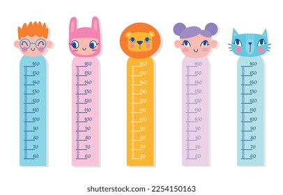 Gráficos de altura para niños establecidos. Colección de afiches o carteles con animales y niños. Niño, chica, león y conejo. Caracteres de corte. Ilustraciones de caricaturas de vectores planos aisladas en fondo blanco