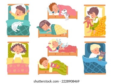 Niños tendidos en las camas. Niños y niñas duermen en diferentes poses. Los niños pequeños adorables sueñan. Ropa de cama estampada. Mascotas y juguetes suaves. Descanso nocturno. Bebés en pijamas cómodos