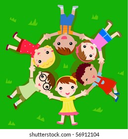 Los niños tendidos sobre la hierba