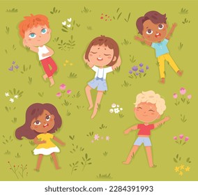 Niños tendidos sobre césped verde de verano y mirando hacia arriba, arriba la ilustración vectorial. Niños y niñas felices de dibujos animados jugando en el patio de recreo o en el césped. Día internacional del niño, concepto de amistad