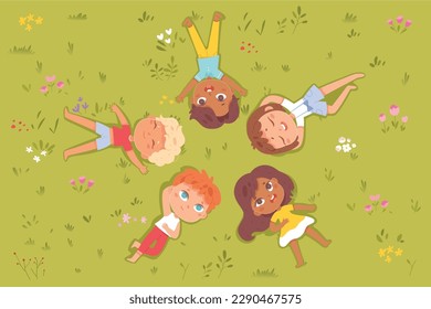 Niños tendidos sobre césped verde de verano y mirando hacia arriba, arriba la ilustración vectorial. Niños y niñas felices de dibujos animados jugando en el patio de recreo o en el césped. Día internacional del niño, concepto de amistad