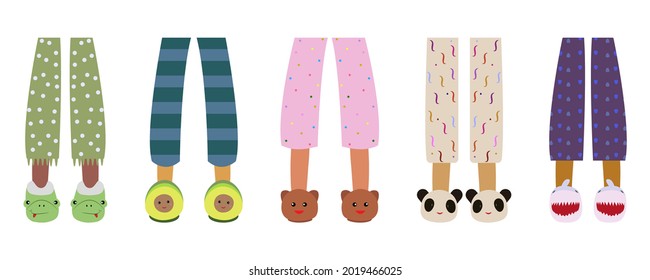 Niños en pijamas con zapatillas graciosas. Pies de niños en zapatillas de animales. zapatillas de calzado para casa. Fiesta Pajama, fiesta infantil. 