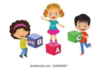 los niños que juegan con cubos de letras en el aula son cartas de aprendizaje