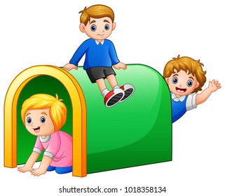Los niños juegan en la zona de juegos