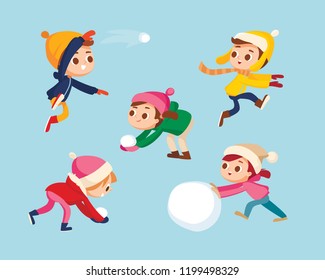 Niños jugando a la bola de nieve y teniendo funt. Niño saltando y lanzando una bola de nieve. Niños haciendo bolas de nieve.