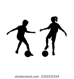 Niños jugando a las siluetas vectoriales de fútbol