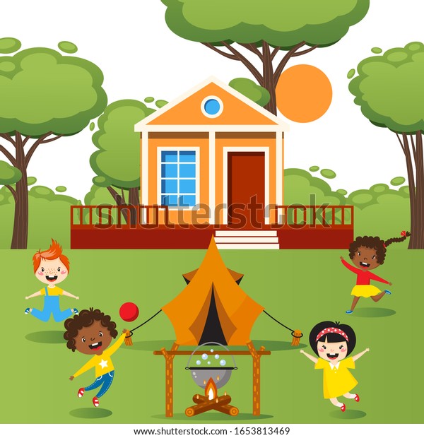 テントで野外で遊ぶ子どもたち キャンプファイアで走り回る幸せな子どもたち ベクターイラスト 幼稚園での夏の活動 明るい少年少女が裏庭で遊ぶ かわいい漫画のキャラクター のベクター画像素材 ロイヤリティフリー
