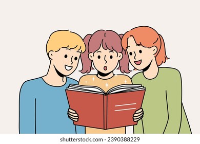 Los niños leen libros y están sorprendidos por hechos de la historia que se describen en la enciclopedia escolar. El chico y dos chicas pre-adolescentes miran con interés los libros mientras visitan la biblioteca o la librería.