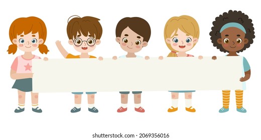 Kinder stehen und halten lange leere Banner zusammen. Karikaturenkinder halten eine leere Papiertafel.