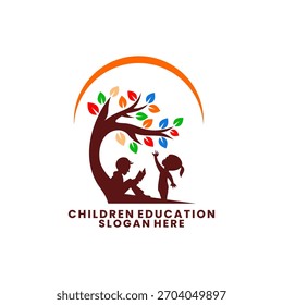 Kombination von Kindererziehung mit Baum- und Sonnenlogo als Designvektor. Vektor-Vorlage für Logo-Design für Kinder