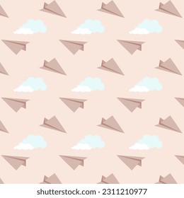 patrón infantil de nubes y aviones de papel sobre un fondo rosado-beige