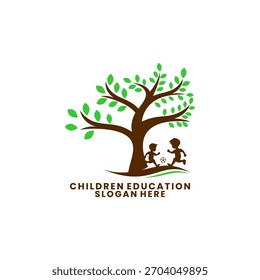 Bola de juego de los niños bajo el Vector del diseño del logotipo del árbol. Plantilla de Vector de diseño de logotipo de educación y juego para niños