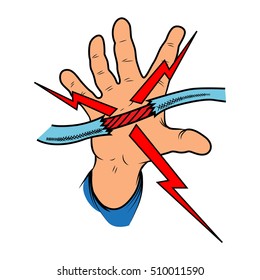 La mano del niño agarra el cable eléctrico expuesto. Alambre de problemas , Ideal para material de formación, educativo e institucional.