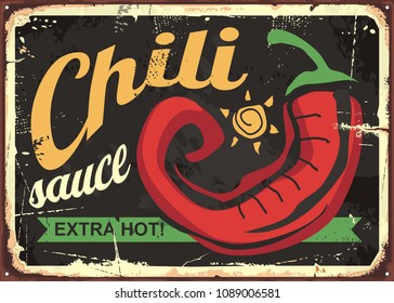 Chili Sauce Retro Zinn-Zeichen-Design. Mexikanische Aperitif-Werbung mit rotem scharfen Pfeffer auf schwarzem Hintergrund.