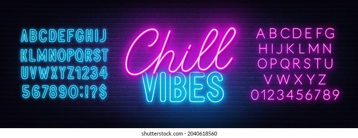 Chill Vibes con letras de neón sobre fondo de pared de ladrillo.