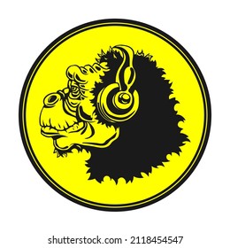 un mono chimpancé con vista lateral de auriculares en un pivote de imagen de fondo aislado amarillo