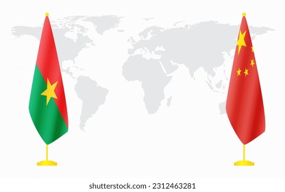 China und Burkina Faso Flaggen für offizielle Treffen vor dem Hintergrund der Weltkarte.