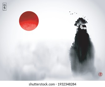 Paisaje chino con casita bajo el gran árbol en una colina alta y un gran sol rojo. Tinta oriental tradicional sumi-e, u-sin, go-hua. Jeroglíficos - los sueños se hacen realidad, zen