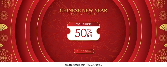 Chinesisches Neujahr 50% Rabatt Gutscheinbanner mit orientalischen Mustern Design Elemente auf rotem Farbverlauf-Hintergrund, Shop jetzt CTA-Button. Vektorgrafik. EPS10