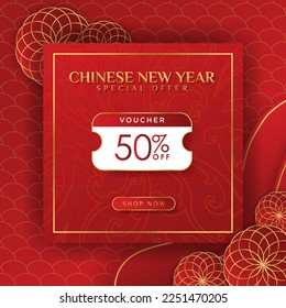 Chinesisches Neujahr 50% Rabatt Gutscheinposter mit orientalischen Mustern Design Elemente auf rotem Farbverlauf-Hintergrund, Shop jetzt CTA-Button. Vektorgrafik. EPS10