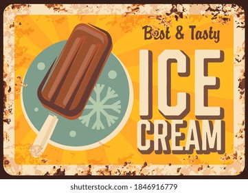 Placa vectorial de metal oxidado de helado de chocolate. Postre congelado con acristalamiento de chocolate sobre palo de madera, copo de nieve y tipografía. Salón de helados, pancarta de café retro, cartel o cartel publicitario