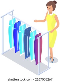 Elegir ropa en la tienda, concepto de compras. La compradora elige ropa en el vestidor. Cliente con vestido colgado de la percha en el centro comercial. Tienda de mujeres en una tienda o boutique