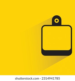 tablero de corte con sombra sobre fondo amarillo