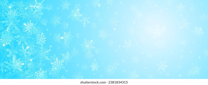 El fondo navideño de los hermosos complejos grandes y pequeños copos de nieve en colores azul claro. Ilustración de invierno con nieve en caída