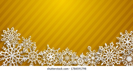 Fondo de Navidad con copos de nieve de papel con sombras suaves sobre fondo rayado amarillo