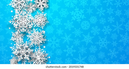 Fondo de Navidad de papel copos de nieve con sombras suaves, blanco sobre fondo azul claro con nieve en caída
