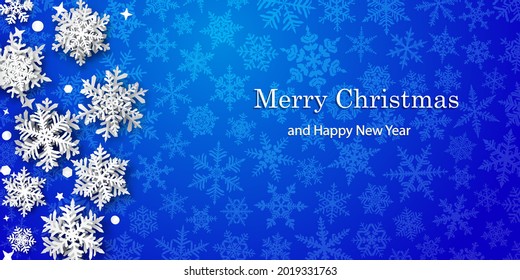 Weihnachtshintergrund für Papierschneeflocken mit weichen Schatten, weiß auf blauem Hintergrund mit fallendem Schnee