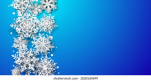 Fondo de Navidad de copos de nieve de papel con sombras suaves, de fondo blanco sobre azul