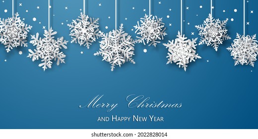 Fondo navideño de papel copos de nieve con sombras suaves, blanco sobre fondo azul claro